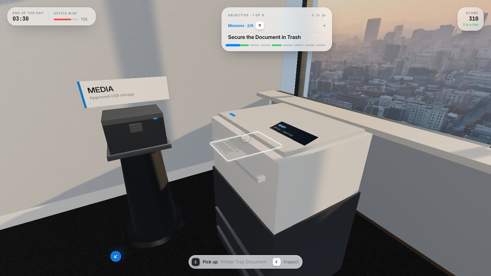 Gameplay di Clean Desk Challenge: controllo delle informazioni lasciate vicino a una stampante.